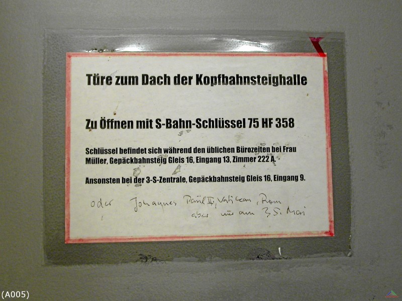 Abseits 005.jpg - ... oder bei Obi. Gesehen im Hbf Stuttgart.
